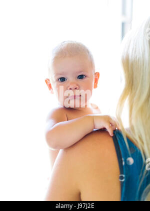 Mother holding baby boy (18-23 mois)