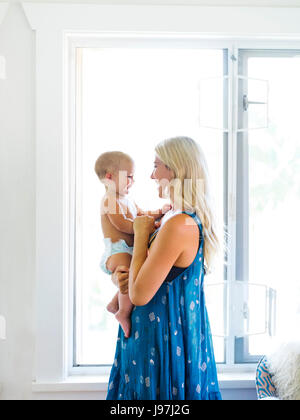 Mother holding baby boy (18-23 mois)