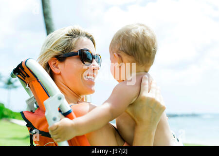 Mother holding baby boy (18-23 mois)