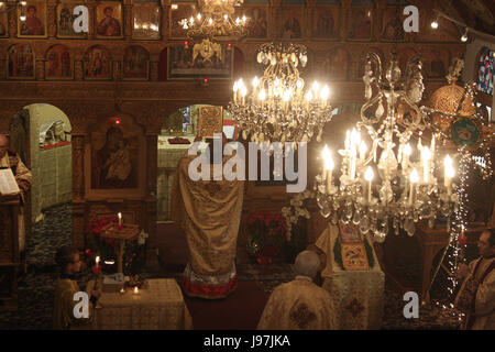 Le service du dimanche à l'Est de l'église orthodoxe en Roumanie Banque D'Images