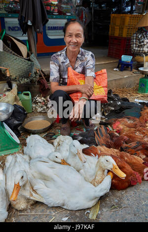 Femme vendant des poulets et des canards, pouvez Duoc Marché, Province de Long An, Delta du Mekong, Vietnam Banque D'Images