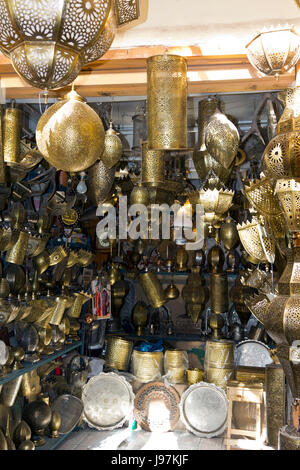 Lampes et cuivres étincelants sur l'affichage dans un magasin à l'intérieur de la Medina, Fes, Maroc Banque D'Images