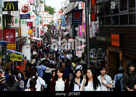 Les jeunes Japonais chanta à Harajuku, Tokyo. Banque D'Images