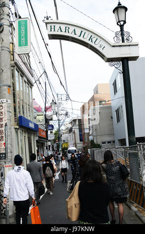 Les jeunes Japonais chanta à Harajuku, Tokyo. Banque D'Images