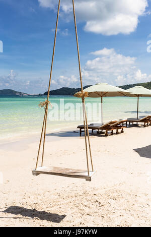 Swing attaché à un palmier dans l'idyllique plage de Bai Sao dans l'île de Phu Quoc au Vietnam dans le golfe de Thaïlande. Banque D'Images