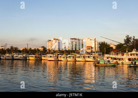 Coucher de soleil sur le port de pêcheur de Duong Dong, Phu Quoc Island ville principale au Vietnam. Banque D'Images