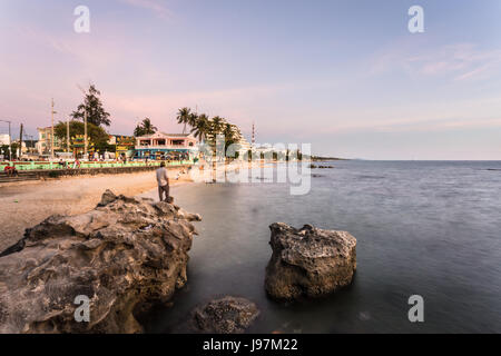 Coucher de soleil sur la plage de Dong Duong Phu Quoc Island ville principale dans le sud Vietnam dans le golfe de Thaïlande. Il devient populaire comme une destination de plage Banque D'Images