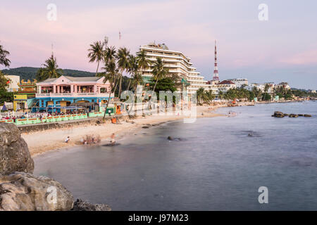 Coucher de soleil sur la plage de Dong Duong Phu Quoc Island ville principale dans le sud Vietnam dans le golfe de Thaïlande. Ébarbées motion capturées avec une longue exposition pour Banque D'Images