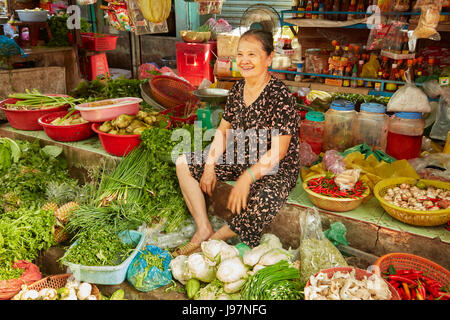 Femme avec produire peut caler au marché Duoc, Province de Long An, Delta du Mekong, Vietnam Banque D'Images