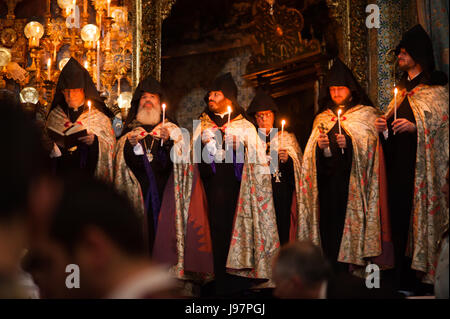 Un Jeudi Saint Messe dans la Cathédrale de St James, dans la vieille ville de Jérusalem, le 17 avril 2014. Le rituel rappelle la lavage des pieds de ses disciples après la dernière Cène, la nuit brefore son arrestation et sa crucifixion. Banque D'Images