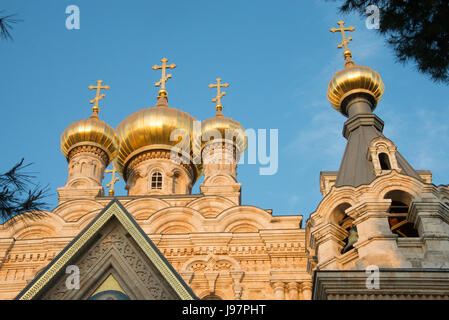 En forme de l'oignon les clochers de l'Église orthodoxe russe de Marie Madeleine, situé dans le jardin de Gethsémané sur le Mont des oliviers, de l'éclat dans le soleil du soir. Jérusalem, le 17 avril 2014. Banque D'Images