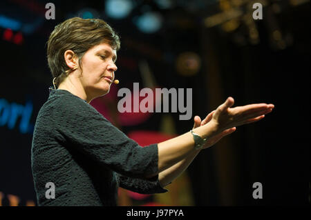 Kate raworth économiste auteur de donut economics parlant sur scène à hay festival 2017 hay-on-wye powys Pays de Galles UK Banque D'Images