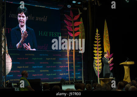 Kate raworth économiste auteur de donut economics parlant sur scène à hay festival 2017 hay-on-wye powys Pays de Galles UK Banque D'Images