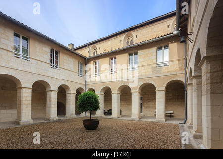 France, Charente, Aubeterre sur Dronne, étiqueté Les Plus Beaux Villages de France, le cloître du couvent des Minimes Banque D'Images