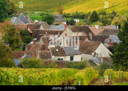 La France, cher (18), région du Berry, Sancerre, Chavignol, maisons du village et le vignoble en automne // France, Cher, Sancerre, Chavignol, maisons de Banque D'Images