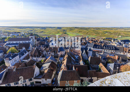 La France, Cher , Sancerre, panorama depuis le sommet de la tour des fiefs sur les toits et les vignes en automne Banque D'Images