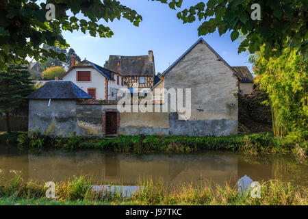 France, Berry, cher, la Chapelle-d'Angillon, vieilles maisons le long de la Petite sauldre Banque D'Images
