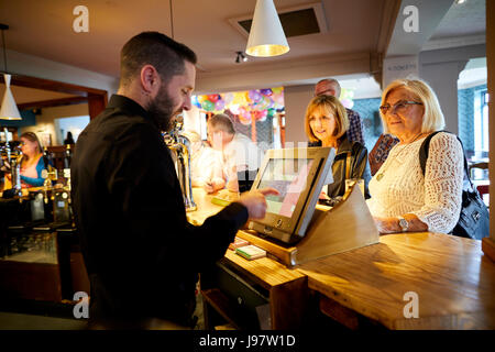 Hare and Hounds, Timperley dans Gtr Manchester ouvre à nouveau après une remise à neuf pour cette pub grill Banque D'Images