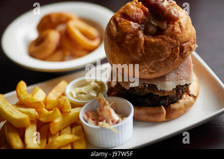 Traditionnelle de pub, burger et frites. Banque D'Images