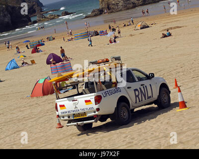 Les sauveteurs RNLI patrouiller Cornish Beanch Banque D'Images