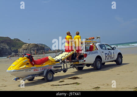 Les sauveteurs RNLI patrouiller Cornish Beanch Banque D'Images