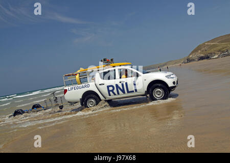 Les sauveteurs RNLI patrouiller Cornish Beanch Banque D'Images