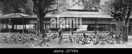 Cette image montre un spectacle de danse traditionnelle dans le Kraton (palais) du sultan de Yogyakarta, Indonésie. Le spectacle est une expression culturelle des arts javanais, mettant en valeur des formes de danse historiques dans le cadre du palais. Banque D'Images