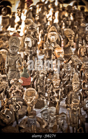 Artisanat Africain en bois figures sculptées sur la vente au marché de Porta Portese, Rome, Italie Banque D'Images