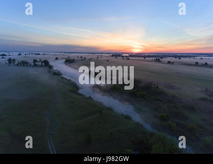 Vue aérienne de la rivière au lever du soleil, voler plus de brume du matin sur la rivière Banque D'Images