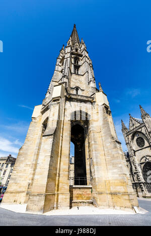 Clocher emblématique de St Michael's Basilica, une église d'architecture gothique à Bordeaux, dans la région viticole, une ville portuaire dans le sud-ouest de la France Banque D'Images