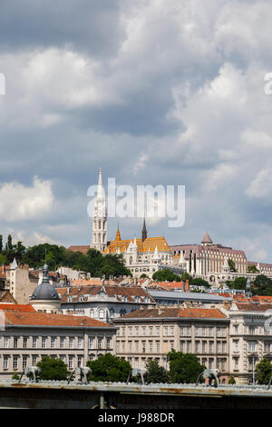 L'église Matthias (Matyas Curch) et bâtiments classiques dans le quartier du château de Buda, la vieille ville de Budapest, capitale de la Hongrie, de l'Europe centrale Banque D'Images