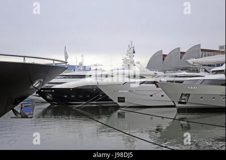 Viareggio (Toscane, Italie), luxury yachts amarrés dans la marina Banque D'Images