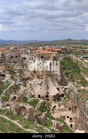 Coup de vue verticale d'Uchhisar au château village touristique et cheminées de fées avec des grottes Banque D'Images