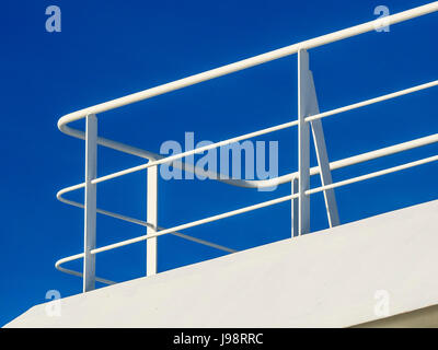 Ciel bleu derrière les balustrades sur navire blanc Banque D'Images