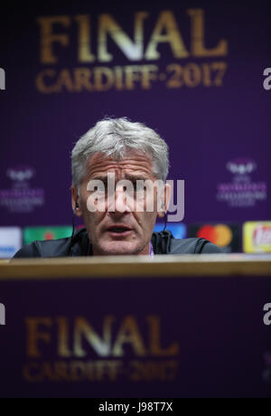 L'Olympique Lyonnais l'entraîneur-chef des femmes Gérard Precheur au cours de la conférence de presse à la Cardiff City Stadium, l'avant de la Women's Champions League demain soir. Banque D'Images