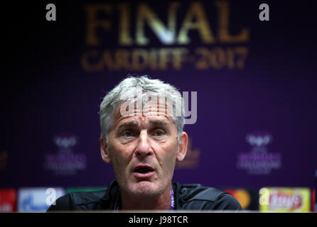 L'Olympique Lyonnais l'entraîneur-chef des femmes Gérard Precheur au cours de la conférence de presse à la Cardiff City Stadium, l'avant de la Women's Champions League demain soir. Banque D'Images