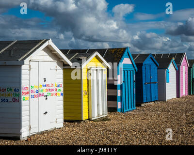 Cabines de plage de couleur sur la côte en hiver soleil avec ciel bleu et nuages Banque D'Images