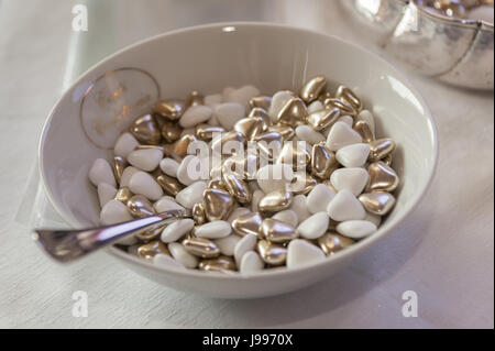 Tas de dragées blanc et or - Italie Banque D'Images