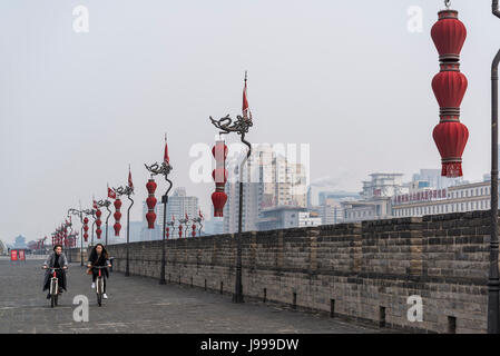 Équitation location sur mur de la ville, l'un des plus vieux, plus grand et le mieux préservé des remparts de la ville chinoise, Xian, province du Shaanxi, Chine Banque D'Images