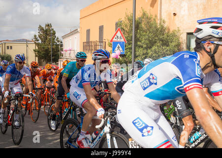 Les cyclistes passent San Pataleo à la première étape, Alghero-Olbia Giro d'Italia 2017, Sardaigne, Italie Banque D'Images