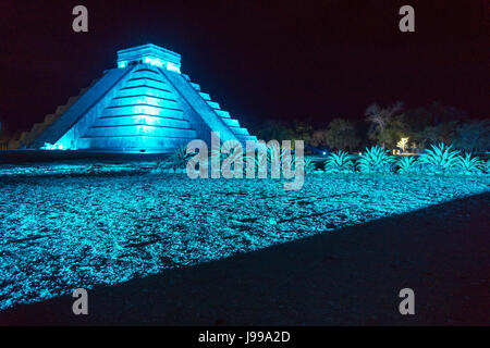 Compte tenu de la nuit les ruines mayas de Chichen Itza au Mexique Banque D'Images