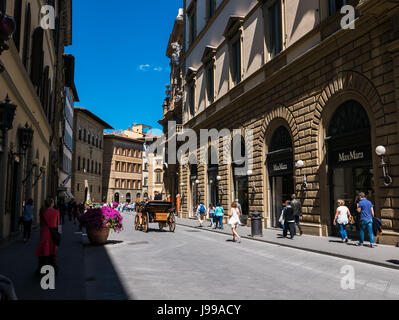 Florence, Italie - 17 avril 2017 - Les personnes bénéficiant d'une belle journée à Florence, Italie. Banque D'Images