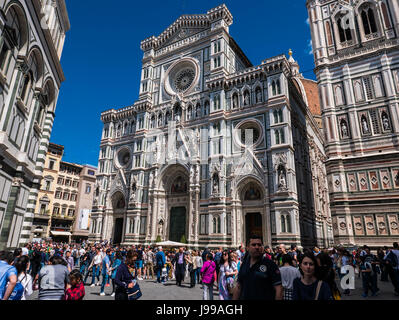 Florence, Italie - 17 avril 2017 - La cathédrale de Florence, en Italie, lors d'une journée ensoleillée avec les visiteurs. Banque D'Images