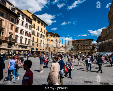 Florence, Italie - 17 avril 2017 - Les personnes bénéficiant d'une belle journée à Florence, Italie. Banque D'Images