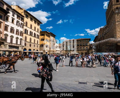 Florence, Italie - 17 avril 2017 - Les personnes bénéficiant d'une belle journée à Florence, Italie. Banque D'Images