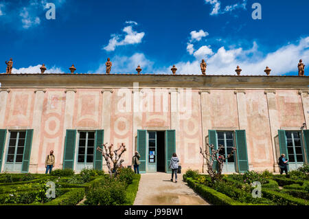 Florence, Italie - 19 avril 2017 - Les personnes qui désirent visiter le musée de la porcelaine dans les jardins Boboli à Florence, Italie. Banque D'Images