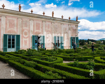 Florence, Italie - 19 avril 2017 - Les personnes qui désirent visiter le musée de la porcelaine dans les jardins Boboli à Florence, Italie. Banque D'Images