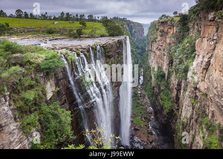 Magwa magnifique chute chutes 100 m dans une fente canyon, près de Mbotyi, côte sauvage, le Transkei, Afrique du Sud Banque D'Images