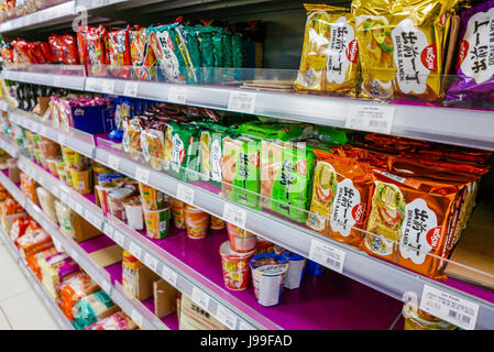 Beaucoup de variétés différentes et les marques de nouilles dans un supermarché chinois Banque D'Images