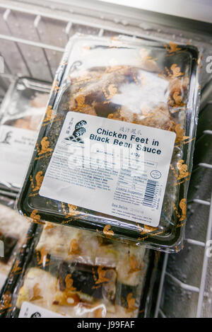 Paquets de pattes de poulet en sauce aux haricots noirs dans un supermarché chinois Banque D'Images